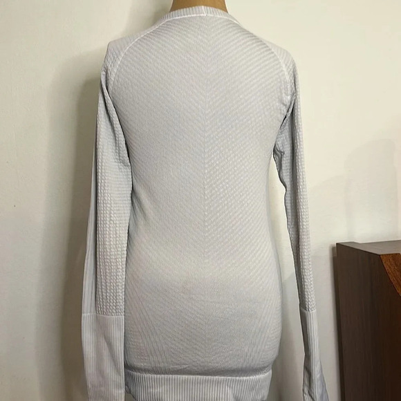 Lululemon sz 6 light grey thermal with thumb holes great pre owned condition - Picture 5 of 5